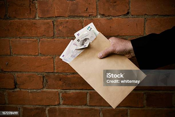 Hände Halten Umschlag Und Banknoten Stockfoto und mehr Bilder von Bestechung - Bestechung, Briefumschlag, Organisiertes Verbrechen