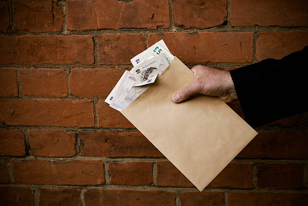 ręka trzymająca kopertę i bank uwagi - manilla envelope zdjęcia i obrazy z banku zdjęć