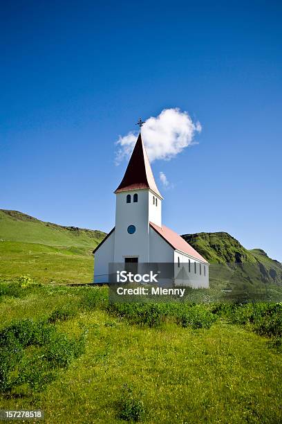 Igreja De Vik Islândia - Fotografias de stock e mais imagens de Ao Ar Livre - Ao Ar Livre, Arquitetura, Azul