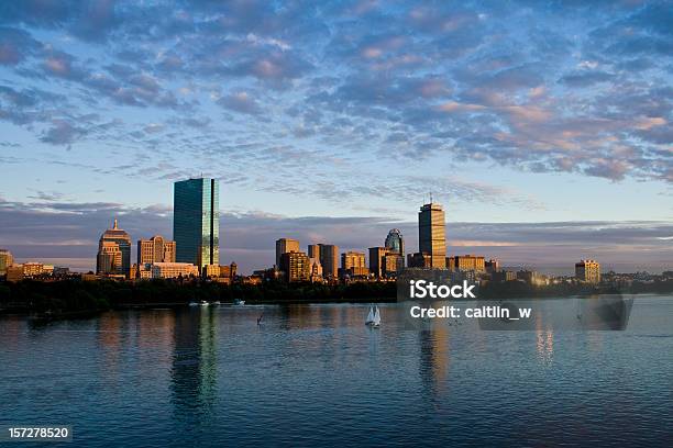 Photo libre de droit de Coucher De Soleil Sur La Rivière Charles banque d'images et plus d'images libres de droit de Boston - Massachusetts - Boston - Massachusetts, Tour John Hancock - Boston, Coucher de soleil