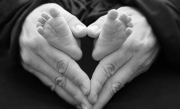 ダディーズ手芸術的なブラックとホワイトの - human foot baby black and white newborn ストックフォトと画像