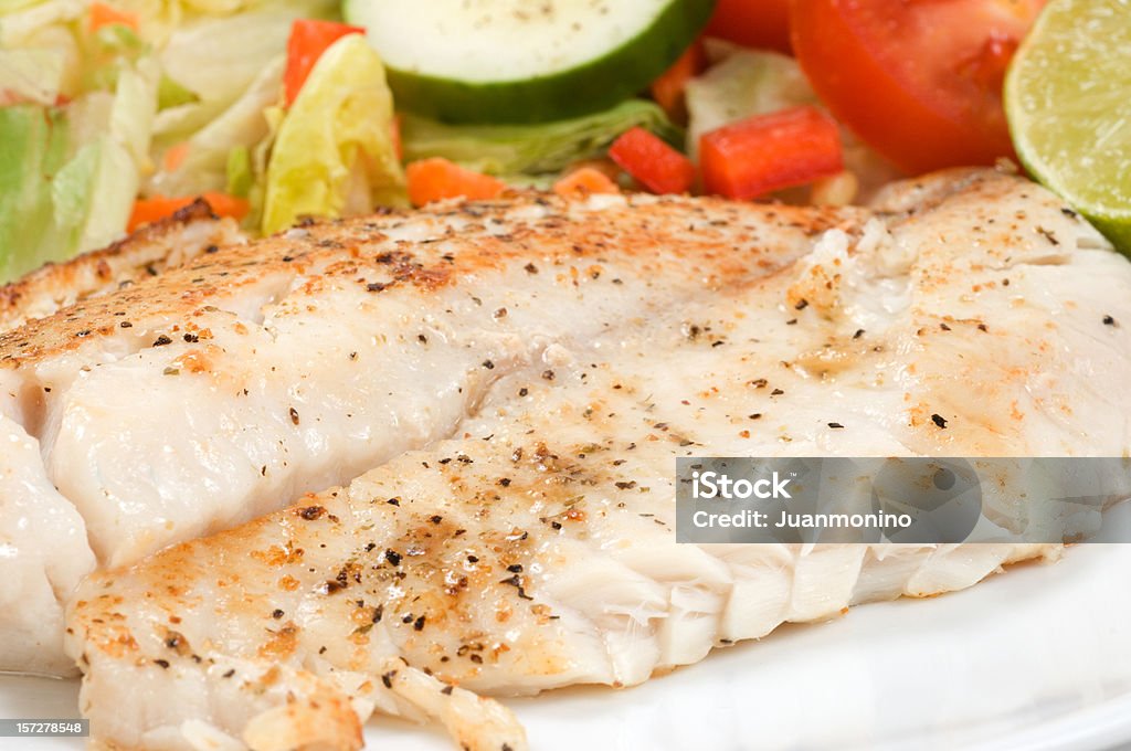 Fillet of Fish und Salate - Lizenzfrei Tilapia Stock-Foto