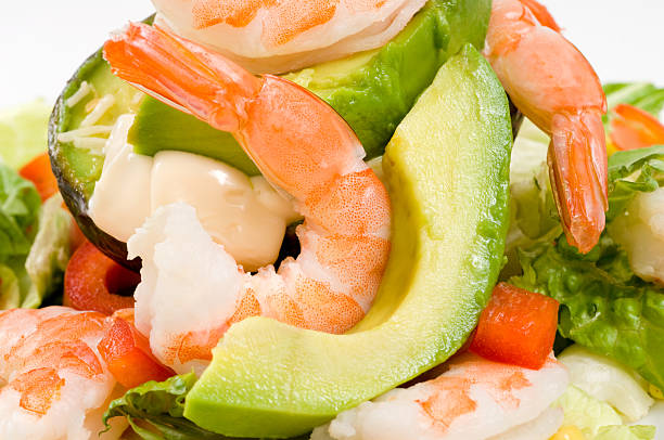 aguacate con una ensalada de camarones - salad shrimp prawn prepared shrimp fotografías e imágenes de stock