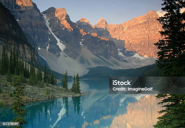 Paisagem De Montanha - Fotografias de stock e mais imagens de Alberta - Alberta, Ao Ar Livre, Arrebol