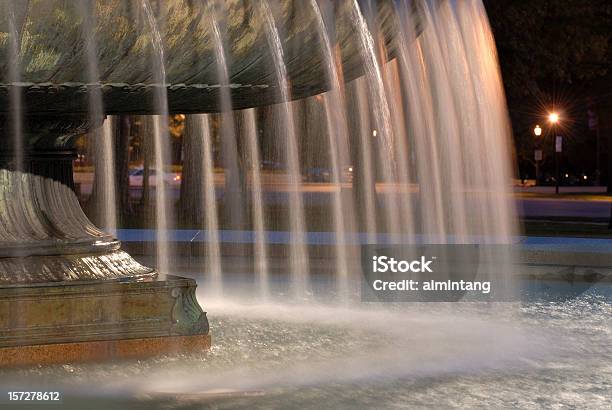 Brunnen Bei Nacht Stockfoto und mehr Bilder von Farbbild - Farbbild, Fließen, Fließendes Gewässer