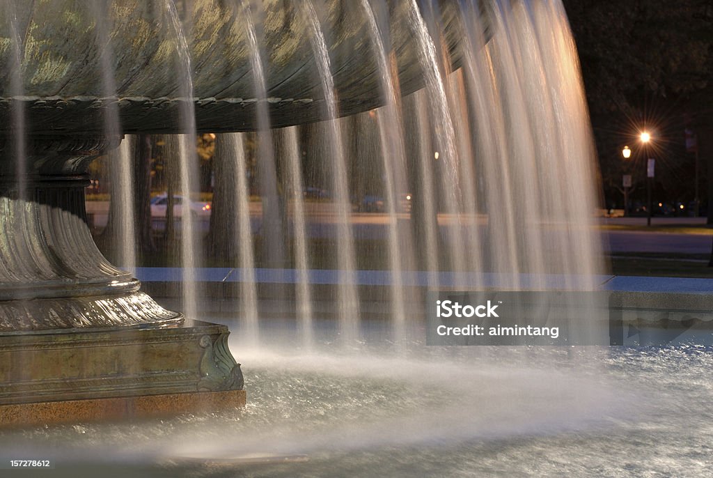 Fuente de noche - Foto de stock de Agua libre de derechos