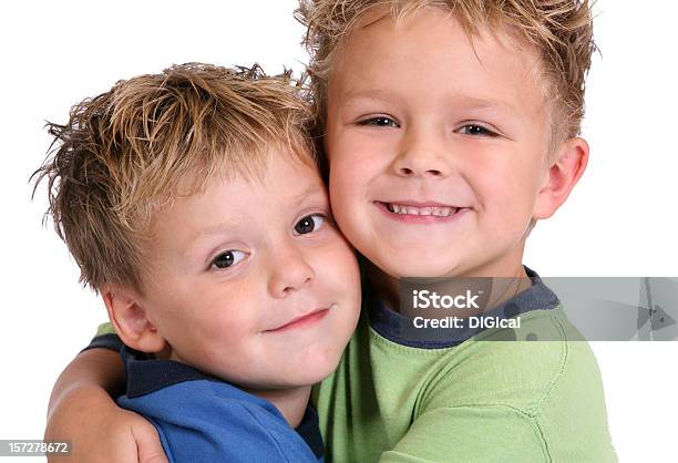 Due Giovani Ragazzi Abbracciare Laltra - Fotografie stock e altre immagini di Abbracciare una persona - Abbracciare una persona, Allegro, Amicizia