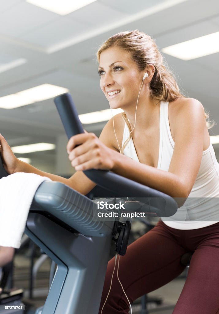 Activités de remise en forme sur les vélos d'exercice - Photo de Femmes libre de droits