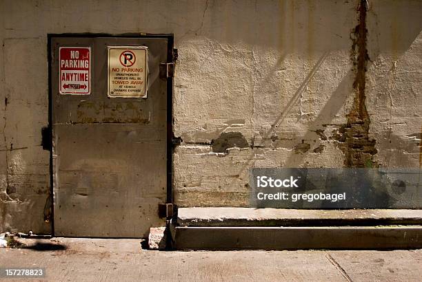 Foto de Não Há Estacionamento Na Parede e mais fotos de stock de Porta Detrás - Porta Detrás, Beco, Sujo