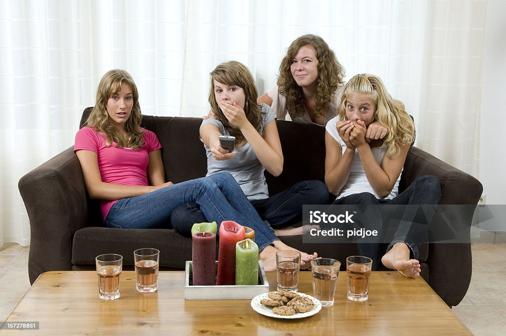 Девушки Смотреть телевизор - Стоковые фото Длинные волосы роялти-фри