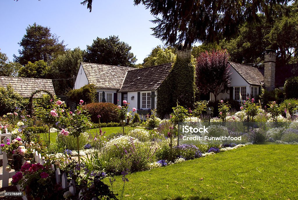 Cottage Formal Garden Classic American Home Front Yard Flower Bed Stock  Photo - Download Image Now - Istock