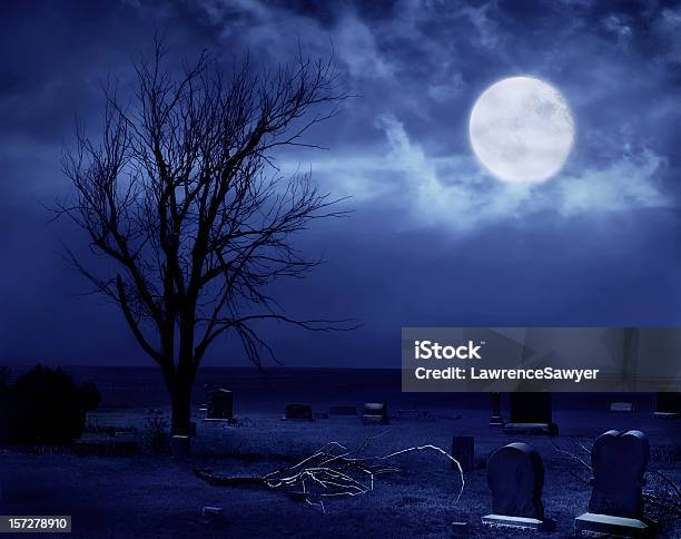 Foto de Cemitério Assustador Prairie e mais fotos de stock de Cemitério - Cemitério, Lua, Antigo