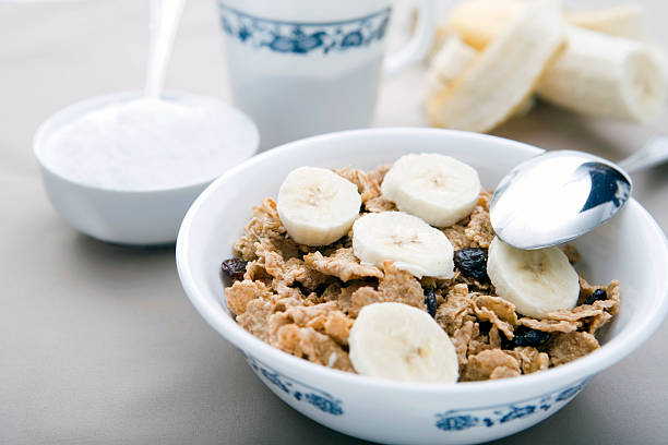 готовые завтрак - bran cereal стоковые фото и изображения