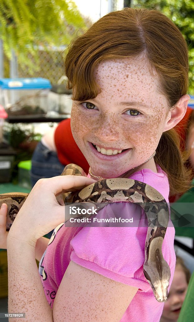 Fearless Pelirrojo peca cara de chica & reptil, aventureros Child Holding serpiente - Foto de stock de Niñas libre de derechos