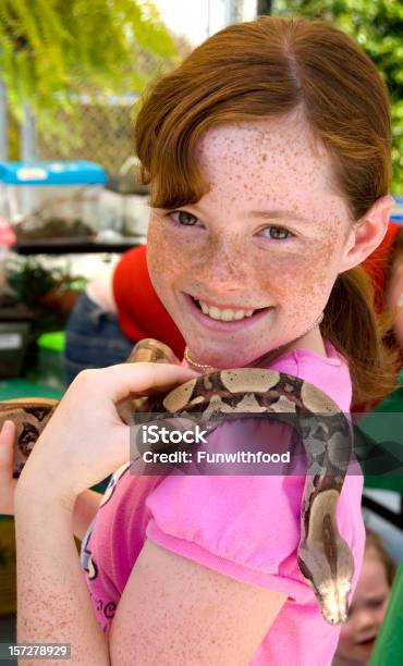 Nieustraszeni Redhead Pieg Na Twarzy Dziewczyna Gad Ciekawy Dziecko Gospodarstwa Snake - zdjęcia stockowe i więcej obrazów Dziewczyny