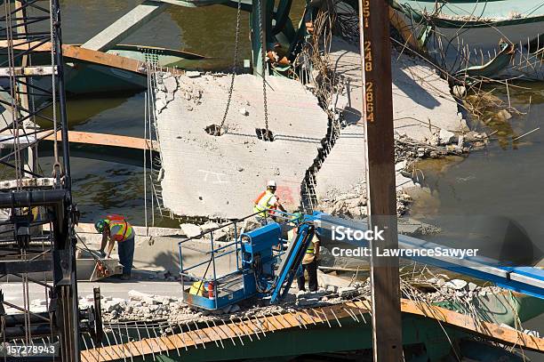 Minneapolis Się Mostu Czyszczenia - zdjęcia stockowe i więcej obrazów Most - Konstrukcja wzniesiona przez człowieka - Most - Konstrukcja wzniesiona przez człowieka, Rozpadać się, Zburzony