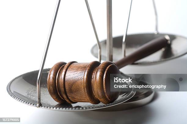 Martelo De Juiz Na Escala De Prata Da Justiça - Fotografias de stock e mais imagens de Balança da Justiça - Balança da Justiça, Fundo Branco, Martelo de Juiz