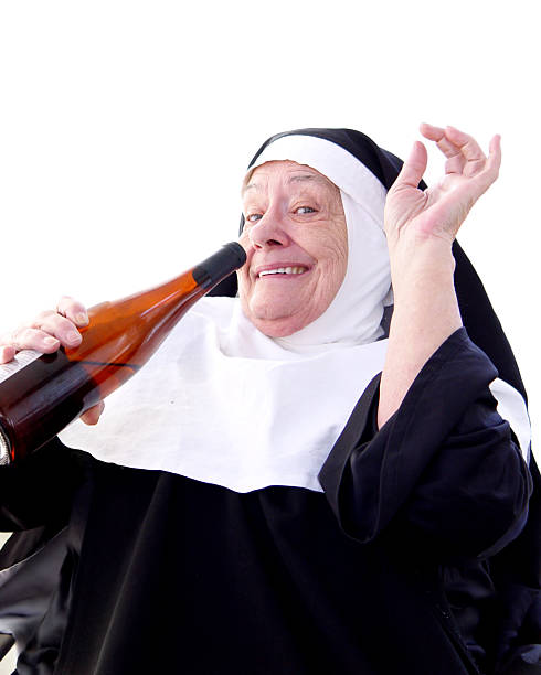 happy nonne trinken - nun stock-fotos und bilder