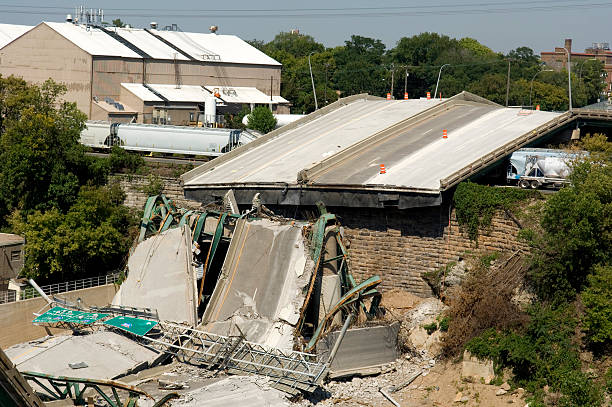 minneapolis bridge collapse clean-up - mahvolmuş stok fotoğraflar ve resimler