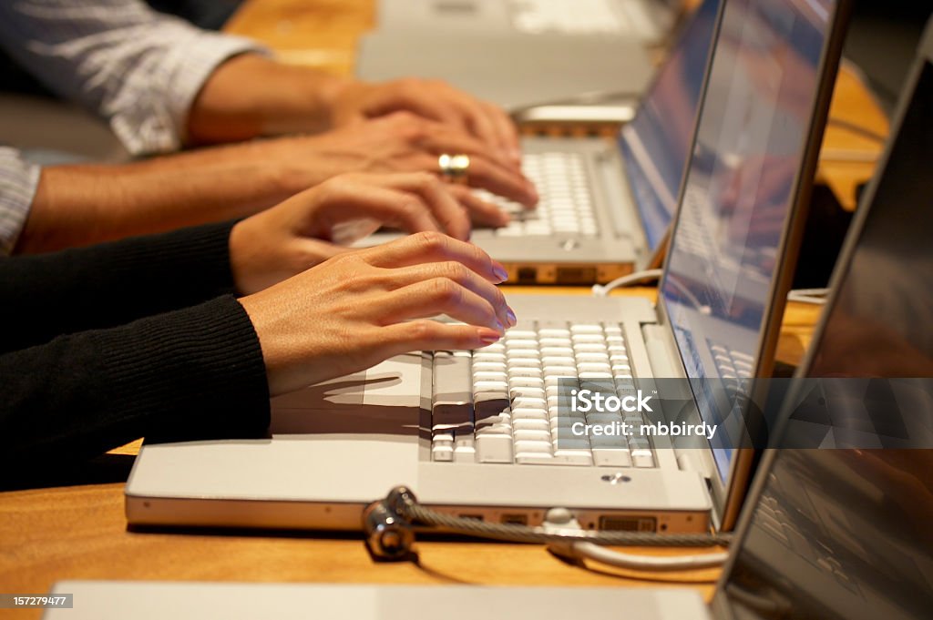 Business-Konferenz, Hände auf dem Laptop - Lizenzfrei Arbeiten Stock-Foto