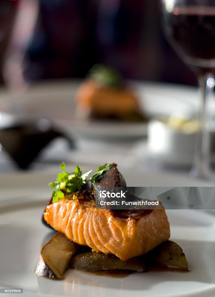 Comidas refinadas salmón restaurante, comida Gourmet & vino, cena romántica - Foto de stock de Alimento libre de derechos