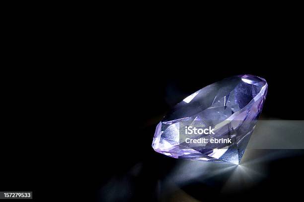 Singolo Diamante Blu Su Sfondo Nero - Fotografie stock e altre immagini di Diamante - Diamante, Stereotipo di ceto alto, Blu