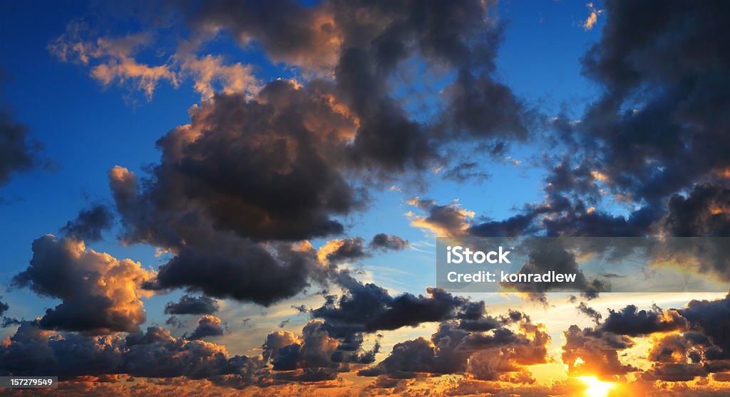 Nuvens no céu ao pôr-do-sol, panorama - Foto de stock de Azul royalty-free