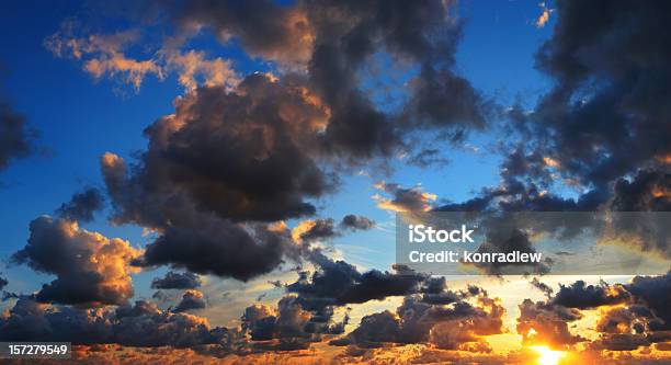 Foto de Nuvens No Céu Ao Pôrdosol Panorama e mais fotos de stock de Azul - Azul, Branco, Cloudscape