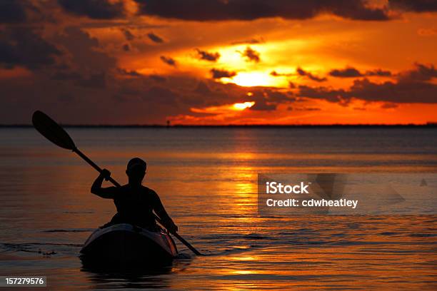 Donna Kayak Durante Il Tramonto In Florida Keys - Fotografie stock e altre immagini di Kayaking - Kayaking, Kayak, Florida - Stati Uniti