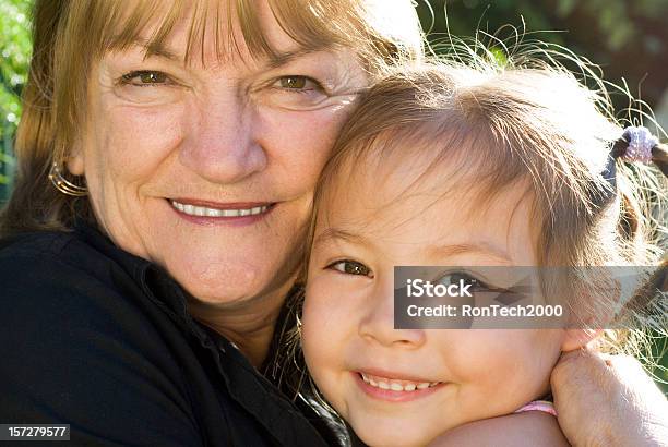 조모 및 손녀 60-69세에 대한 스톡 사진 및 기타 이미지 - 60-69세, 가족, 노인