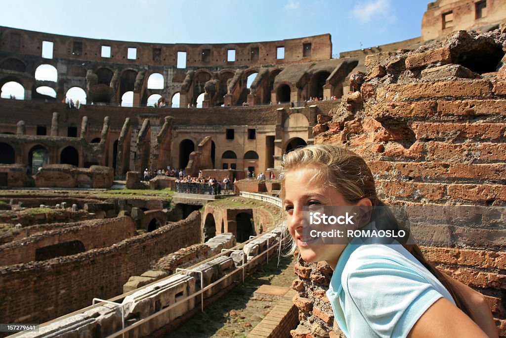 Joven rubia turista en Coliseum, Roma, Italia - Foto de stock de Coliseo libre de derechos