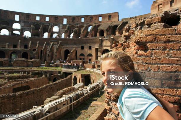 Joven Rubia Turista En Coliseum Roma Italia Foto de stock y más banco de imágenes de Coliseo - Coliseo, Roma - Italia, Interior