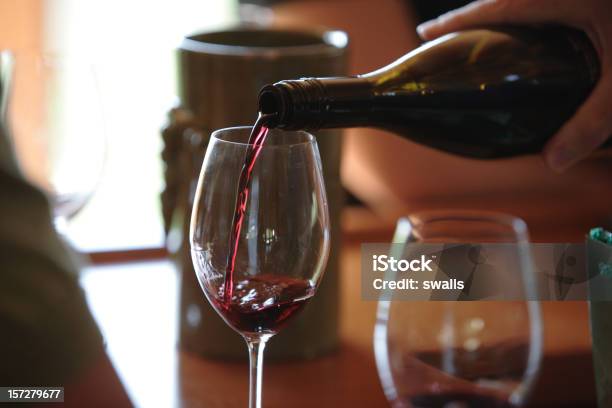 Foto de Vinho Despeje e mais fotos de stock de Verter - Verter, Vinho Tinto, Bar