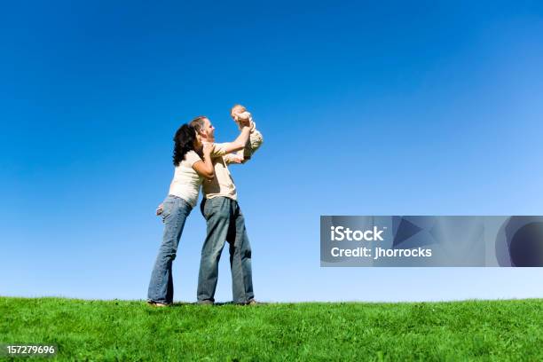 Nueva Familia En Un Día De Verano Foto de stock y más banco de imágenes de Encuadre de cuerpo entero - Encuadre de cuerpo entero, Aire libre, Biparental