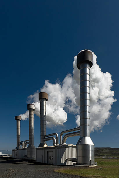 para na niebieski niebo - geothermal power station pipe steam alternative energy zdjęcia i obrazy z banku zdjęć