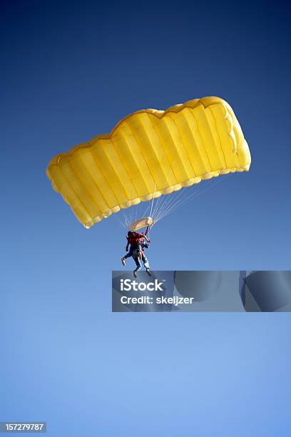 Salto Paracaídas Foto de stock y más banco de imágenes de Paracaídas - Paracaídas, Amarillo - Color, Caída libre - Paracaidismo