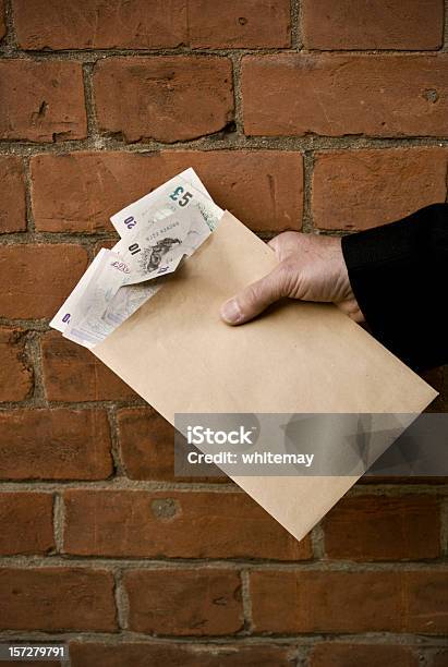 Blackmailer Lub Blackmailed Człowiek Rękę Z Brytyjską Banknotów W Kopercie - zdjęcia stockowe i więcej obrazów Waluta