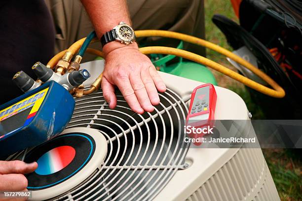 Condições De Serviço - Fotografias de stock e mais imagens de Ar-condicionado - Ar-condicionado, Reparar, Examinar