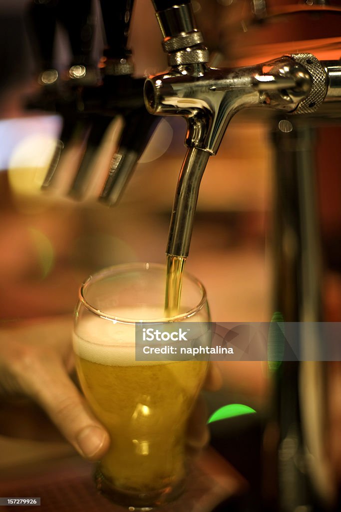 Rovesciare la birra - Foto stock royalty-free di Alchol