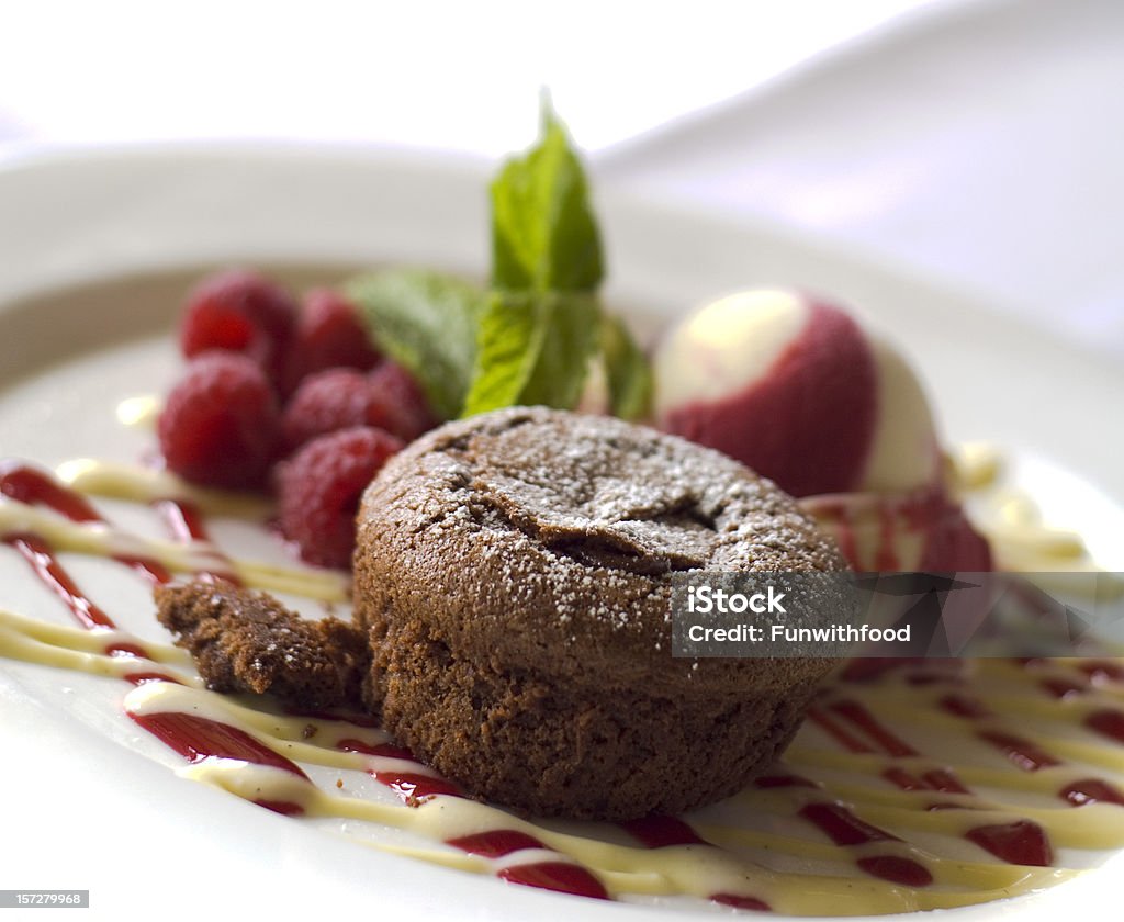 Soufflé al cioccolato dolce & Gelato con frutta lampone, Dessert Gourmet - Foto stock royalty-free di Soufflé al cioccolato