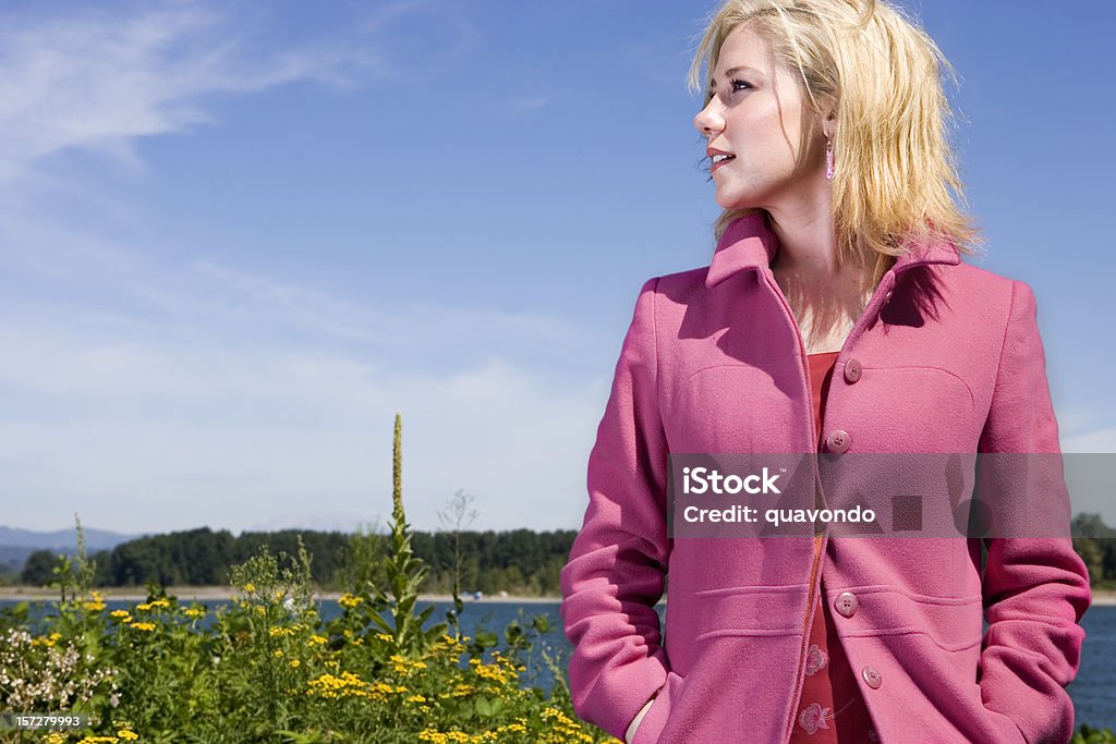 金髪の若い女性は晴れた空、フィールドをコピースペース - ピンク色のロイヤリティフリーストックフォト