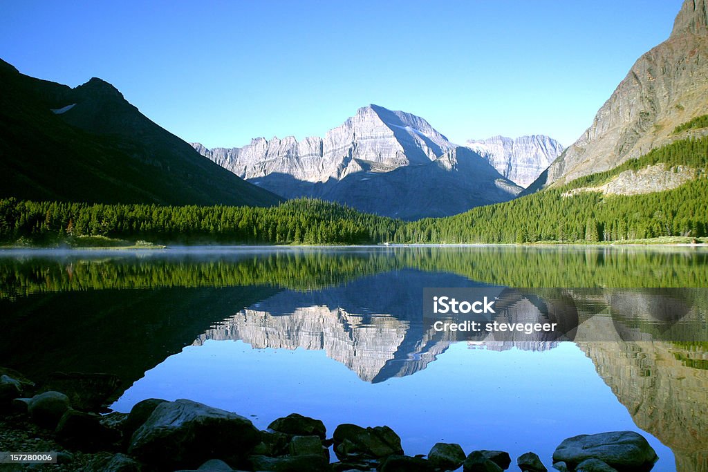 Al lago Swiftcurrent - Foto de stock de Escena de tranquilidad libre de derechos