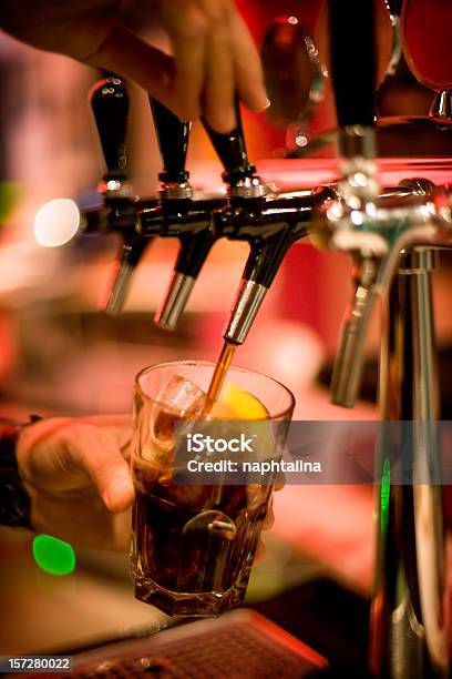 Foto de Spilling Bebida e mais fotos de stock de Atividade - Atividade, Balcão de bar, Bar