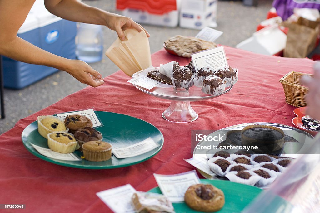 Donna offre la pasticceria fresca di raccolta fondi di beneficenza Vendita di torte - Foto stock royalty-free di Vendita di torte