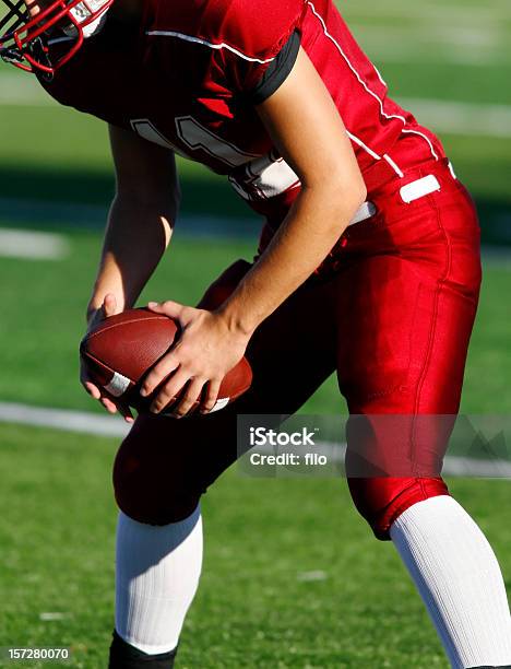 Jogador De Futebol - Fotografias de stock e mais imagens de Quarterback - Quarterback, Vermelho, Agarrar