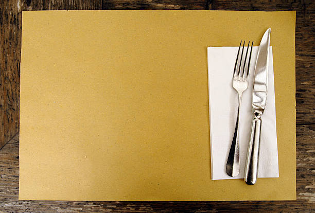 papel pardo pôr a mesa - silverware fork place setting napkin imagens e fotografias de stock