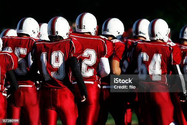 Foto de Time De Futebol e mais fotos de stock de Universidade - Universidade, Equipe Esportiva, Futebol americano universitário