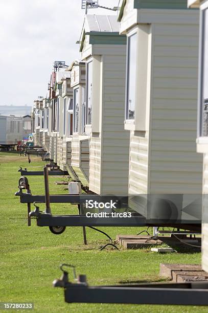 Linha De Residências Móveis Com Ganchos - Fotografias de stock e mais imagens de Parque de Caravanas - Parque de Caravanas, Atrelado de Carro, Furacão Katrina