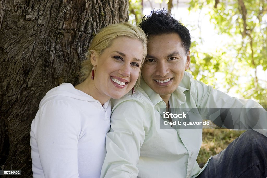 Adorável Interracial Casal jovem sorridente, Cuddling fora - Royalty-free 20-29 Anos Foto de stock