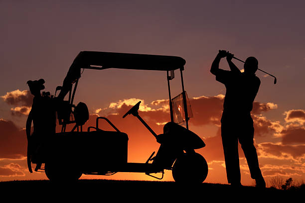 silhoutte de golfe - golf action silhouette balance - fotografias e filmes do acervo